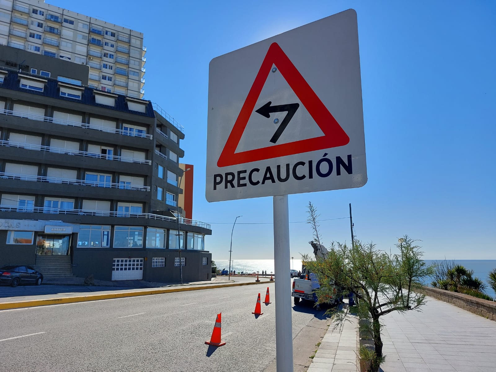 Avanzan los trabajos de señalización en la curva peligrosa de Playa Chica en Mar del Plata